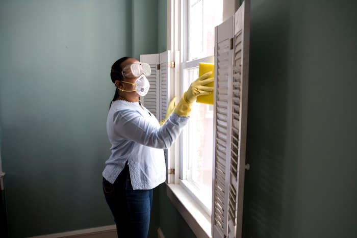 Echipă de curățenie profesională CleanPro la lucru cu echipament industrial